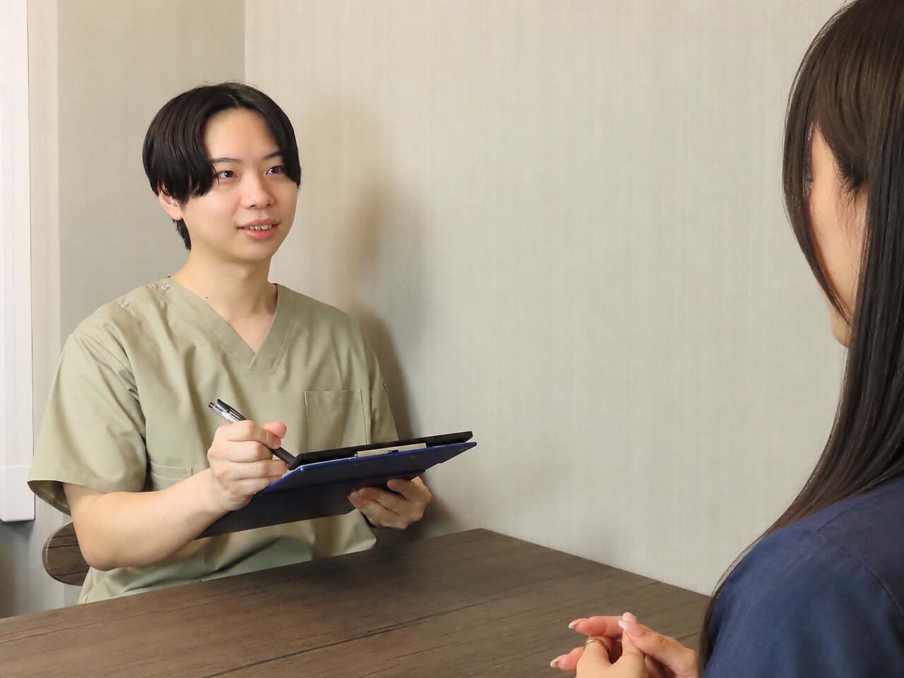 施術前のカウンセリングの様子